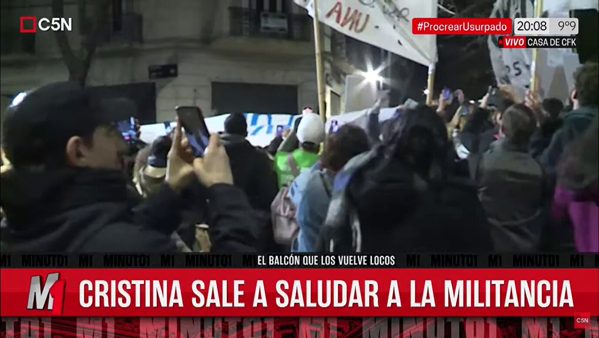 Cristina Kirchner salió al balcón de su casa para saludar a la militancia.