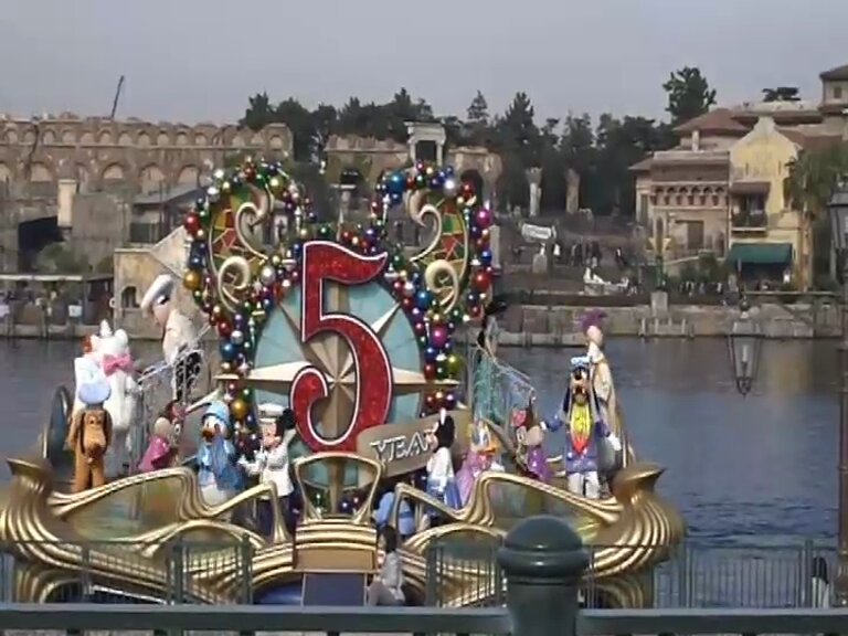 約15年前まで毎朝シーでやっていたショーですが、開園から1時間経たない朝イチでこんな豪華なショー見れるの恵まれすぎ。