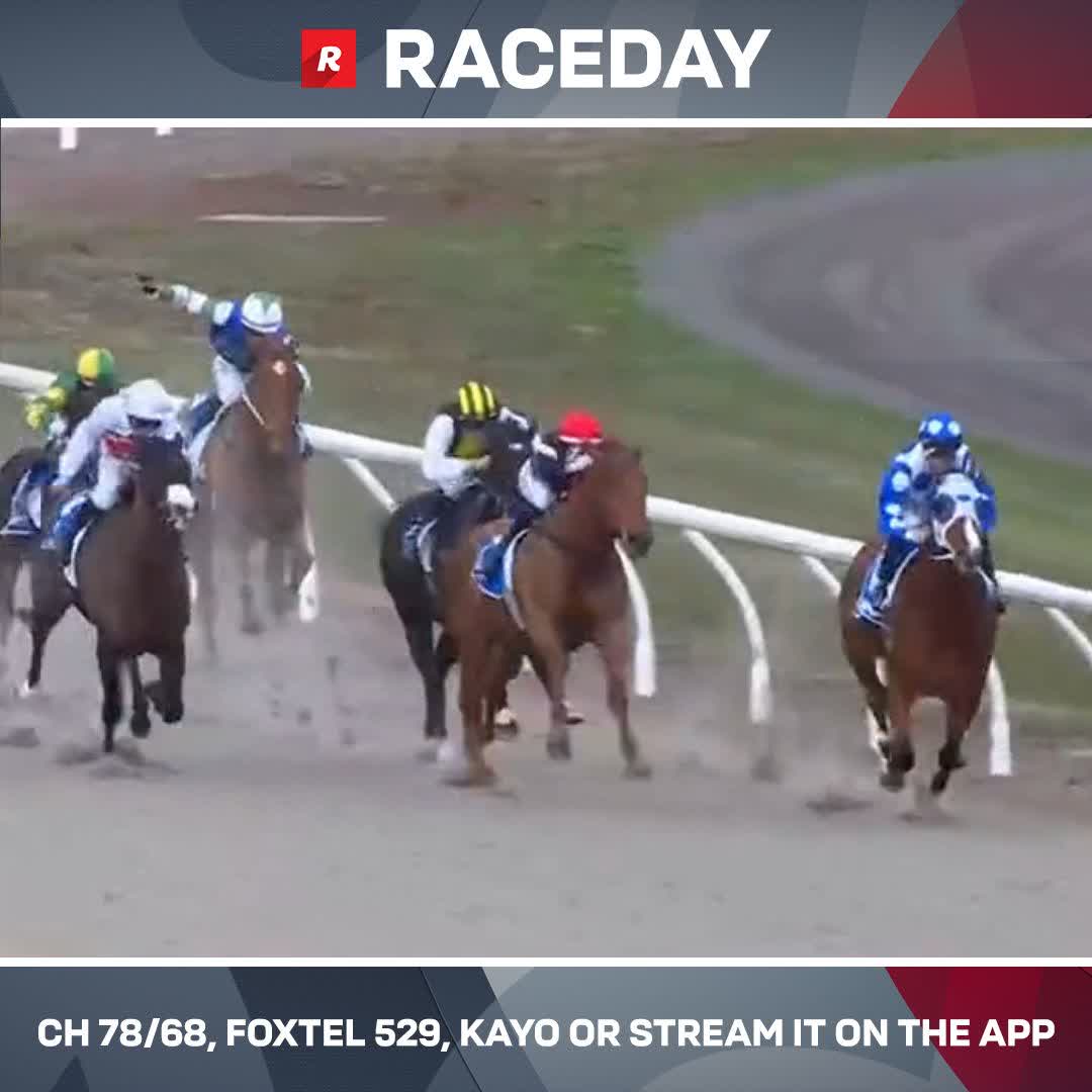 Sideline makes it a tough watch for favourite backers but shows enough dash late to get over the line for a win on debut 🔥 Grahame Begg Racing @jchilds47