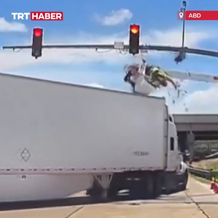 ABD'de trafik lambasının bakımını yapan işçinin bulunduğu vince tır çarptı.
