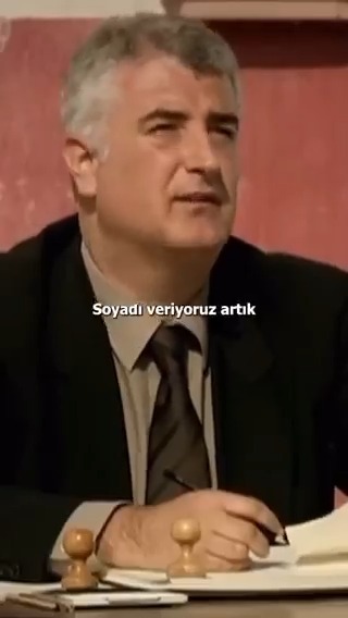 Sevgisizlik ve şiddet ortamında büyümüş, sıfırdan başladığı iş hayatında dünya çapında bir network ustası olmuş, çocukluk yaralarıyla yüzleşmenin yükünü bir ömür boyu taşıyan ve hayatta aşılamayacak hiçbir engel olmadığını gösteren bir adamın gerçek hikayesi. 🎥Her şeye rağmen