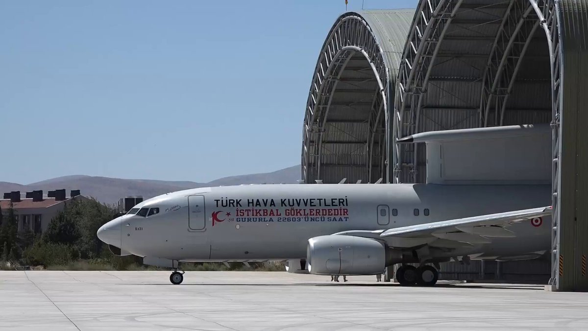 Genelkurmay Başkanı Metin Gürak, ANADOLU KARTALI-2025 Tatbikatı'nın seçkim gözlemci gününde Azerbaycanlı mevkîdaşı Kerim Veliyev ile birlikte Havadan Erken İhbar Kontrol Uçağı Barış Kartalı'na bindi.