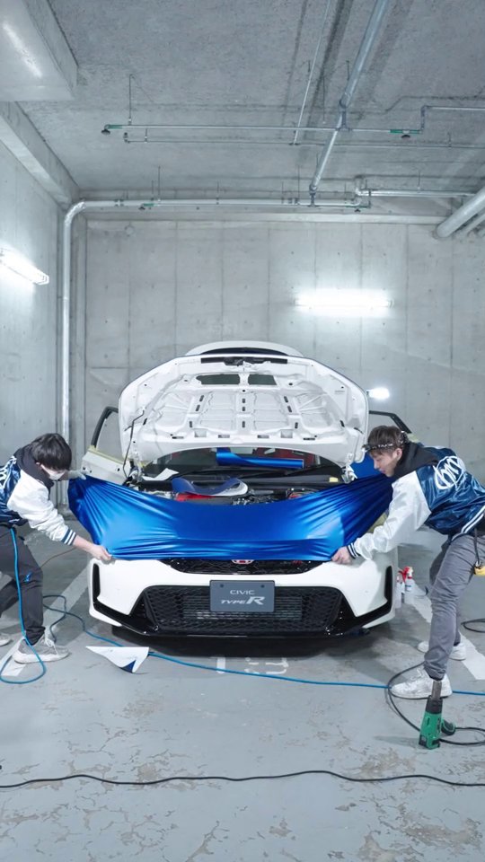 この特別なデザインのトミカと同じデザインにCIVIC TYPE R(実車)をラッピングする過程もお届け! チャンピオンシップホワイトのCIVIC TYPE Rがマットブルーの #トミカ55周年 仕様に変身する様子をご覧ください! 🚙トミカ55周年自動車メーカーコラボプロジェクト☞ 🚙製品情報について☞