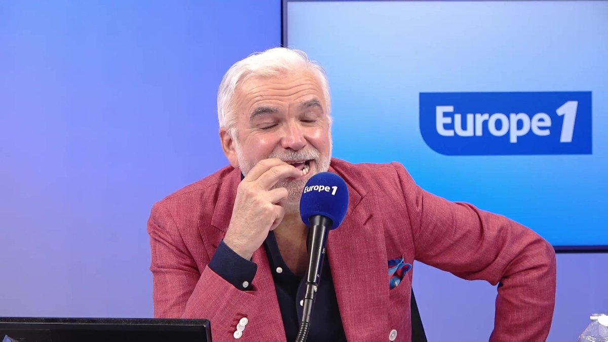 "Vous êtres un homme plein d'humanité. C'est un bonheur de travailler avec vous" ▶️ Donat Vidal Revel, directeur général d'Europe 1, est venu, en direct, remercier Pascal Praud pour ses deux années passées sur la tranche 11h/13h dans #PascalPraudEtVous sur #Europe1
