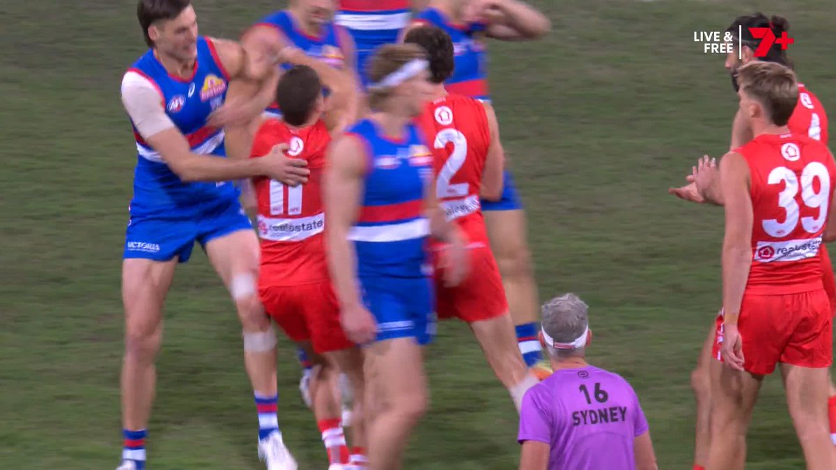 Papley goes straight to Darcy before the bounce to start something 🥊