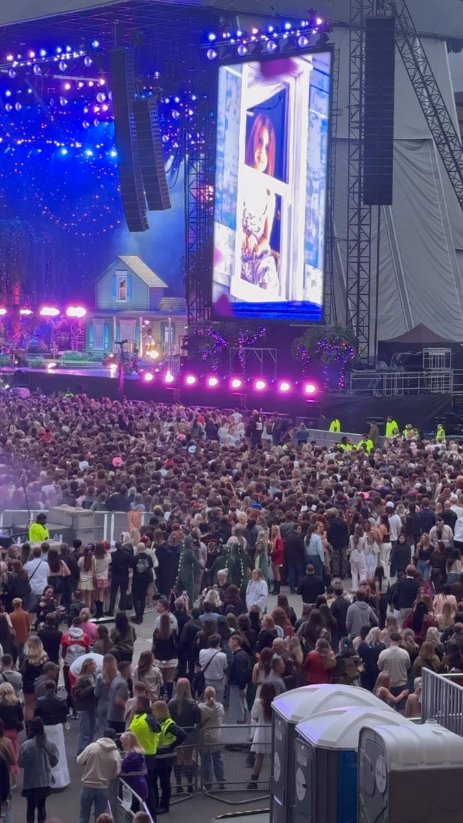 Congregation of alligators stuns in the crowd at Lana Del Rey’s tour date in Glasgow.