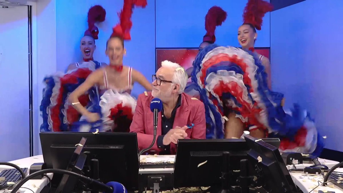 ➡️ Surpriiiiise pour la dernière émission @olivier_guenec propose à Pascal Praud un buzzer spécial pour faire apparaître.... les danseuses du Le Moulin Rouge , en direct ! dans #PascalPraudEtVous Pascal Praud #Europe1