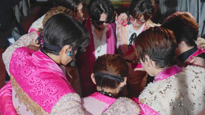 「この9人だからここまで来れました」 気合と緊張、そしてワクワク感溢れる初日の円陣。それぞれ想いを胸に、9人がひとつに。 みなさんもご一緒に「いくぞー！」❤️‍🔥 #ネトフリでSnowWorld #SnowMan #SnowWorld #SnowManスタジアムライブ