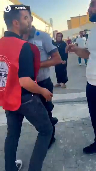 Mardin'de Akkuş Tekstil önünde bildiri dağıtan BİRTEK-SEN yöneticileri, fabrika güvenlik görevlisinin engeline ve saldırısına maruz kaldı. İşçiler de bildiriyi alırlarsa işten atılmakla tehdit edildi