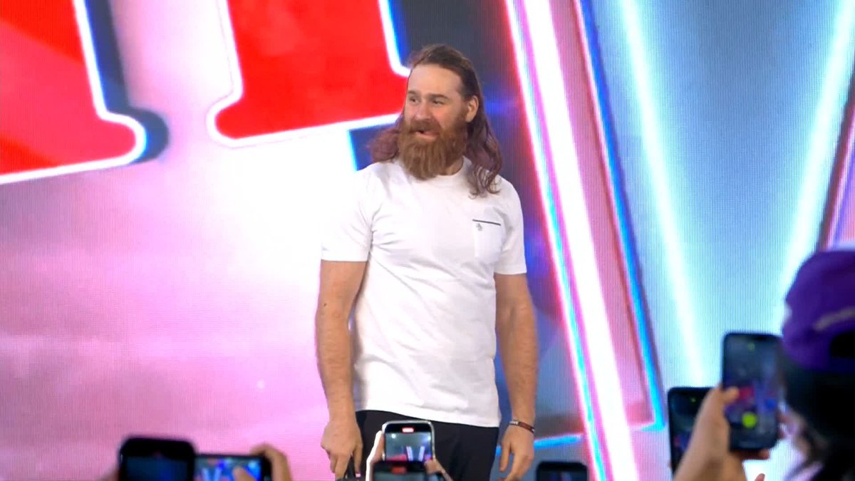 What a response for Sami Zayn! 🙌 #WWENOC