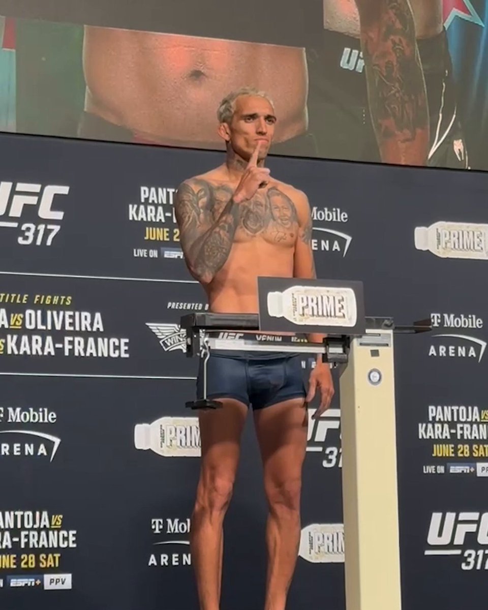 Charles Oliveira weighs in at 154.5 lbs as he looks to reclaim the lightweight title 🏆 Watch #UFC317 this Saturday at 10 PM ET on ESPN+ PPV 🍿