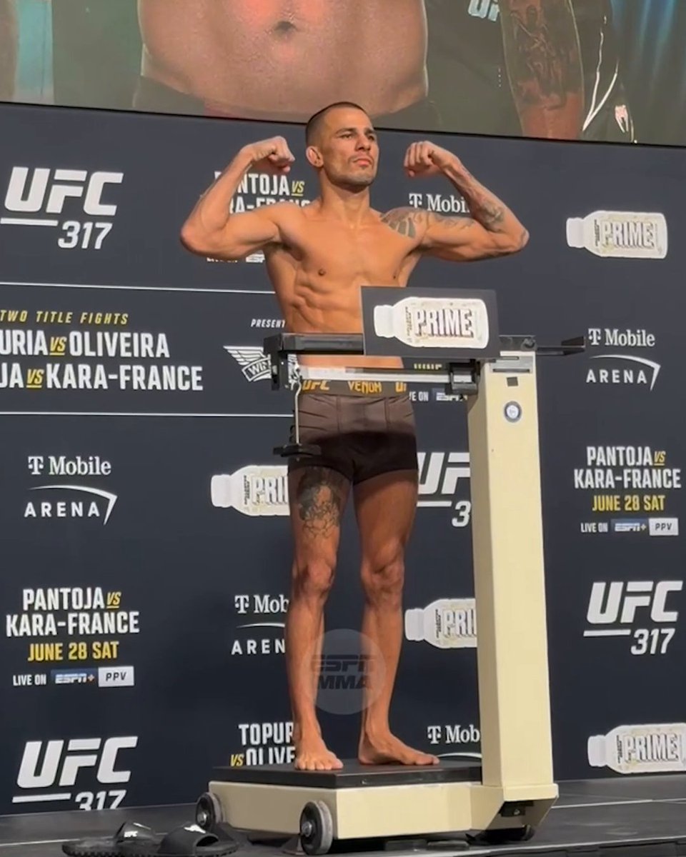 Alexandre Pantoja weighs in at 125 lbs to defend his flyweight title 💪 Watch #UFC317 this Saturday at 10 PM ET on ESPN+ PPV 📺