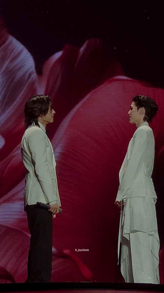 เอ็นดูอะ ยืนยิ้มมองหน้าเทอ น้ำตาก็จะไหล เทอทั้งส่ายหัว และทำมือห้าม ก็พยายามฮึบแล้ว ไฟมืดเลยลูบปลอบตัวเองง~ อ่ยๆๆๆ น่ารักอะ