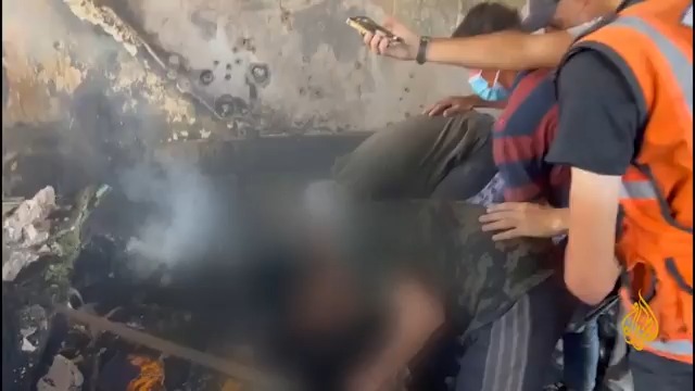 مشاهد للجزيرة توثق اللحظات الأولى لانتشال جثامين الشهداء التي التهمتها النيران، نتيجة قصف الاحتلال المباشر على مدرسة أسامة بن زيد التي تأوي نازحين في منطقة الصفطاوي شمالي مدينة #غزة #حرب_غزة #الأخبار