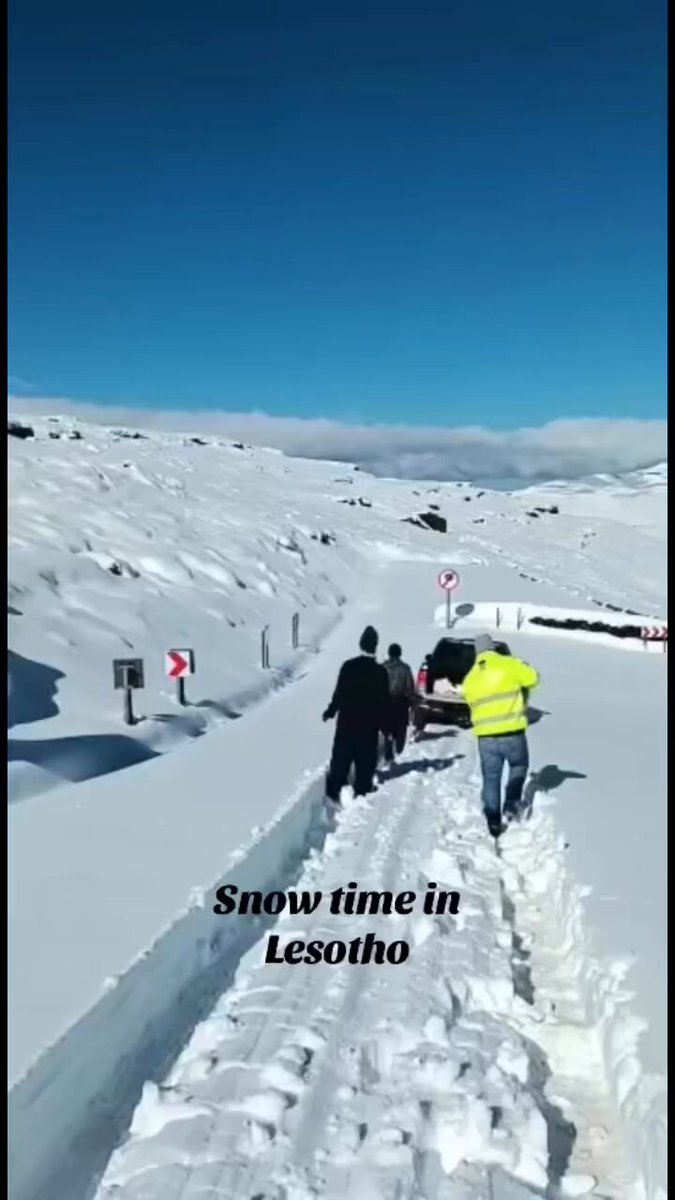 Snow @ 3000 meters above sea level. AFRICA, only in the Mountainous Kingdom of Lesotho 🇱🇸