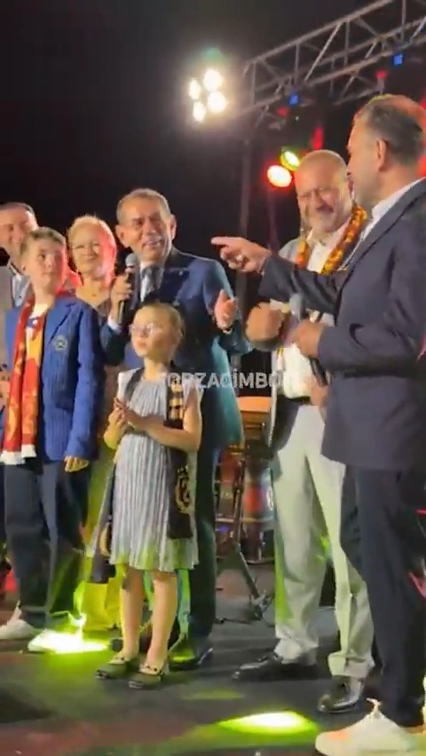 📢Taraftarlar: "Başkan ortaya üçlü çektir tayfaya." Dursun Özbek: "Hocam çektirsin. 😅" Okan Buruk: "Hasan (Başkanın torunu) çektirir belki.🫵"