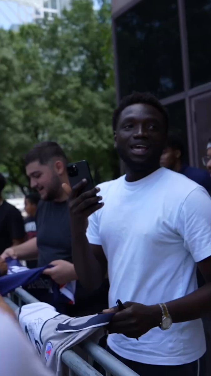 Présent tous les jours devant l'hôtel du Paris Saint-Germain à Atlanta depuis l'arrivée de la délégation Rouge et Bleu en Géorgie, Aly venu du New Jersey a vécu un instant magique au plus près des joueurs parisiens... ➡️ #FIFACWC
