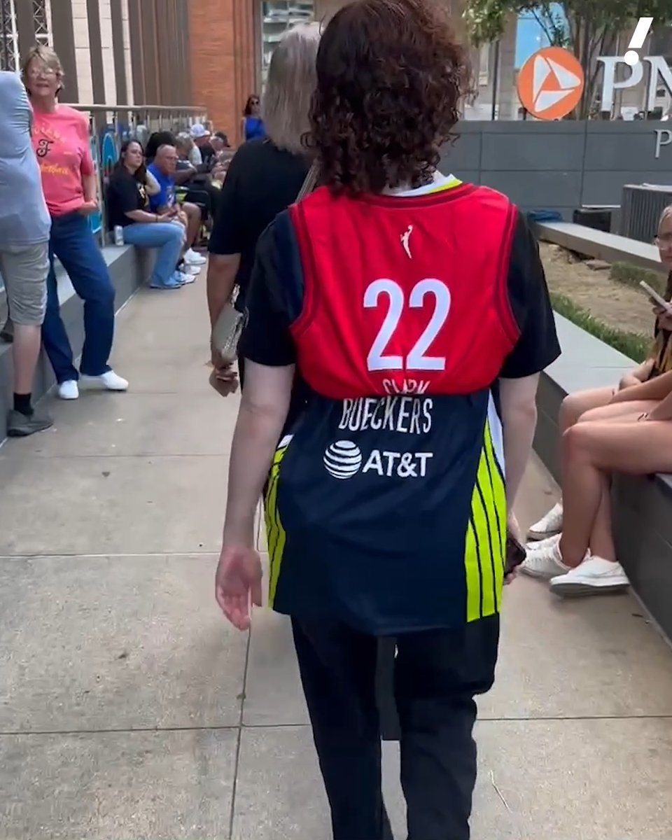 Someone is not picking sides in the Fever-Wings game 😂