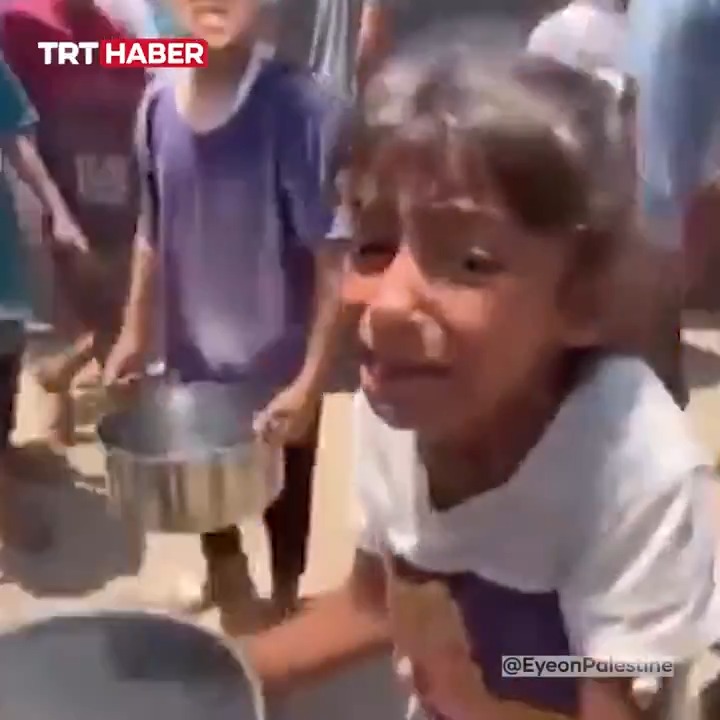 🔴İsrail'in ablukası altındaki Gazze'de çocuklar açlıktan ağlıyor: “Lütfen amca... Doldur ne olur, yalvarıyorum."