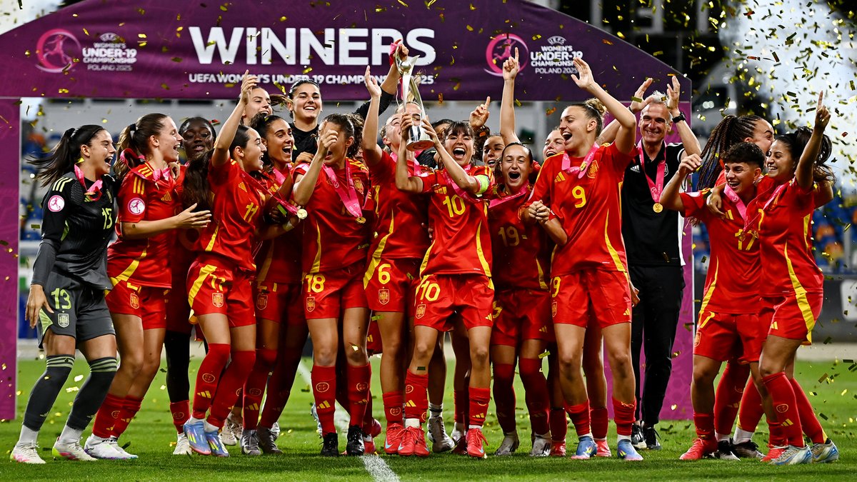 🥳 ¡¡ASÍ 𝗦𝗘 𝗖𝗘𝗟𝗘𝗕𝗥𝗔 UN EUROPEO!! Fiesta por todo lo alto en Rzeszów, una ciudad que quedará para siempre en la historia de nuestro fútbol. Después de alcanzar el objetivo... ¡¡𝗔 𝗗𝗜𝗦𝗙𝗥𝗨𝗧𝗔𝗥, 𝗘𝗤𝗨𝗜𝗣𝗔𝗭𝗢!! #NuestraBase | #U19WEURO