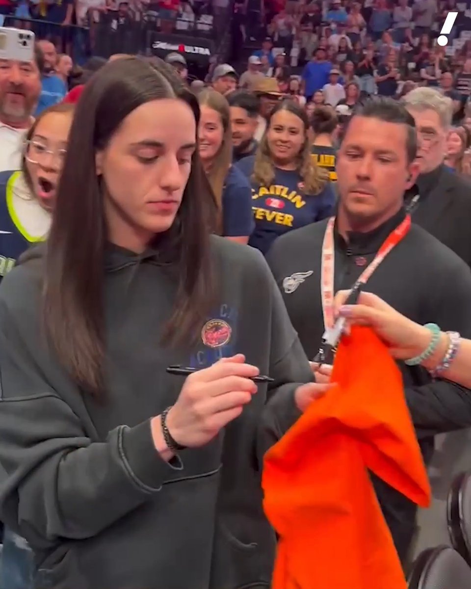 Caitlin Clark circled half of the arena signing autographs even though she is out for Fever-Wings 👏