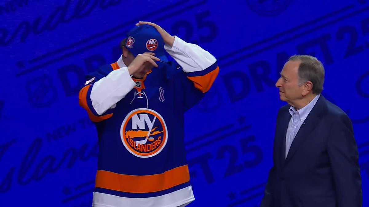 An emotional moment as Matthew Schaefer dons the Islanders sweater for the first time ๐