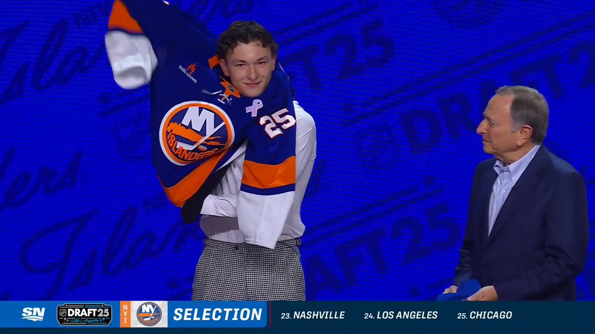 Matthew Schaefer puts on a New York Islanders jersey for the very first time 🥹 📺: 2025 Upper Deck #NHLDraft on ESPN, ESPN+, Sportsnet and TVA Sports