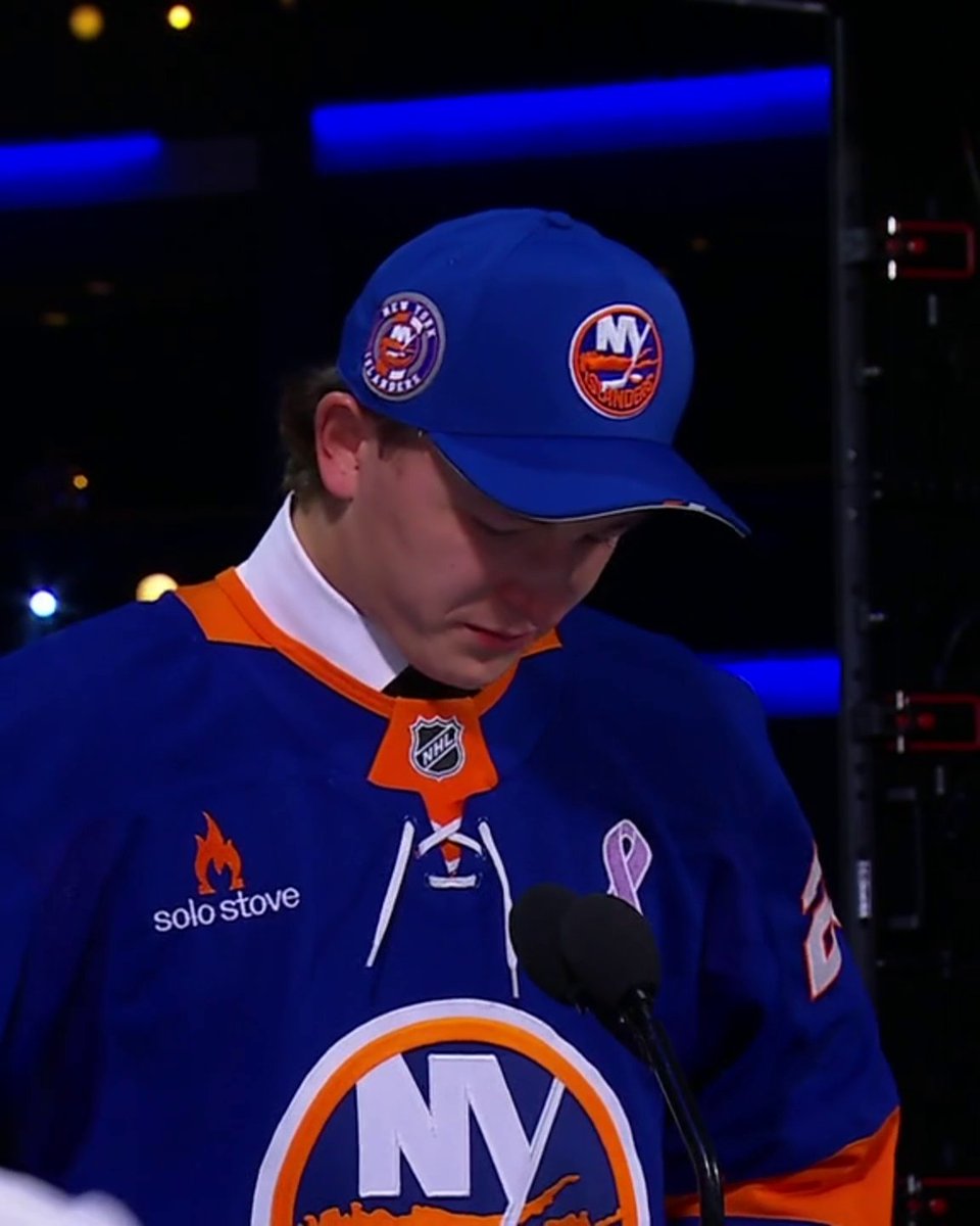 Matthew Schaefer carries his late mother’s legacy with him as he’s selected No. 1 overall in the NHL draft 💙