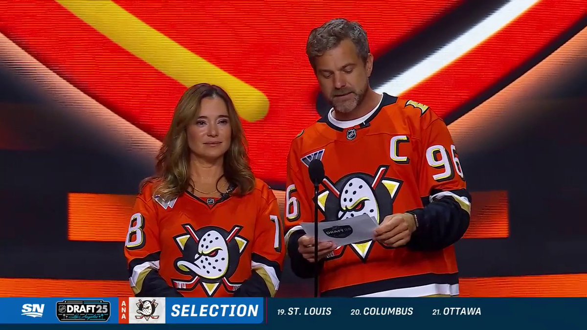 "Ducks fly together" 🦆 Joshua Jackson and Marguerite Moreau from The Mighty Ducks help the Anaheim Ducks select Roger McQueen! 📺: 2025 Upper Deck #NHLDraft on ESPN, ESPN+, Sportsnet and TVA Sports