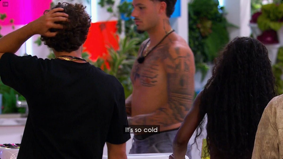 .....Olandria said shes cold so nic took the shirt off his back???!! THEY WISH THEY COULD SCRIPT THISS!! #loveislandusa #nicolandria
