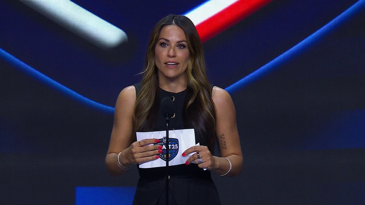 A standing ovation for Meredith Gaudreau as she announces Jackson Smith to the Columbus Blue Jackets 💙