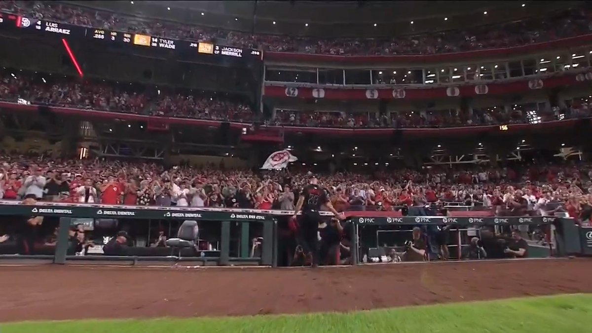 Nick Martinez exits to a rousing ovation after carrying a no-hit bid into the 9th inning 👏