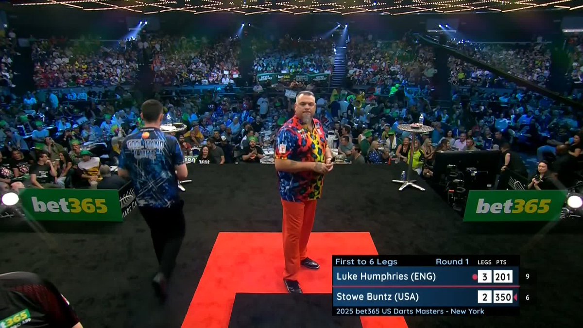 127 FROM BUNTZ! Stowe Buntz closes the deficit and draws level with the world number one, as he breaks the throw and puts this game back on throw. 📺 #USDartsMasters25