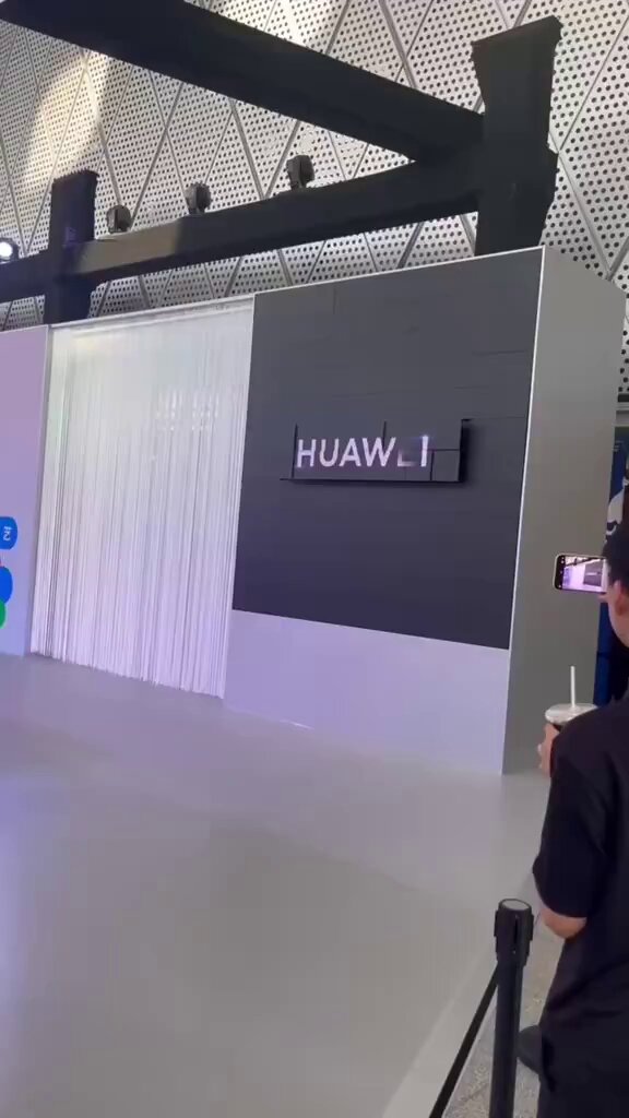 Huawei just released a stunning LED commercial, using Tetris to show off Harmony OS!