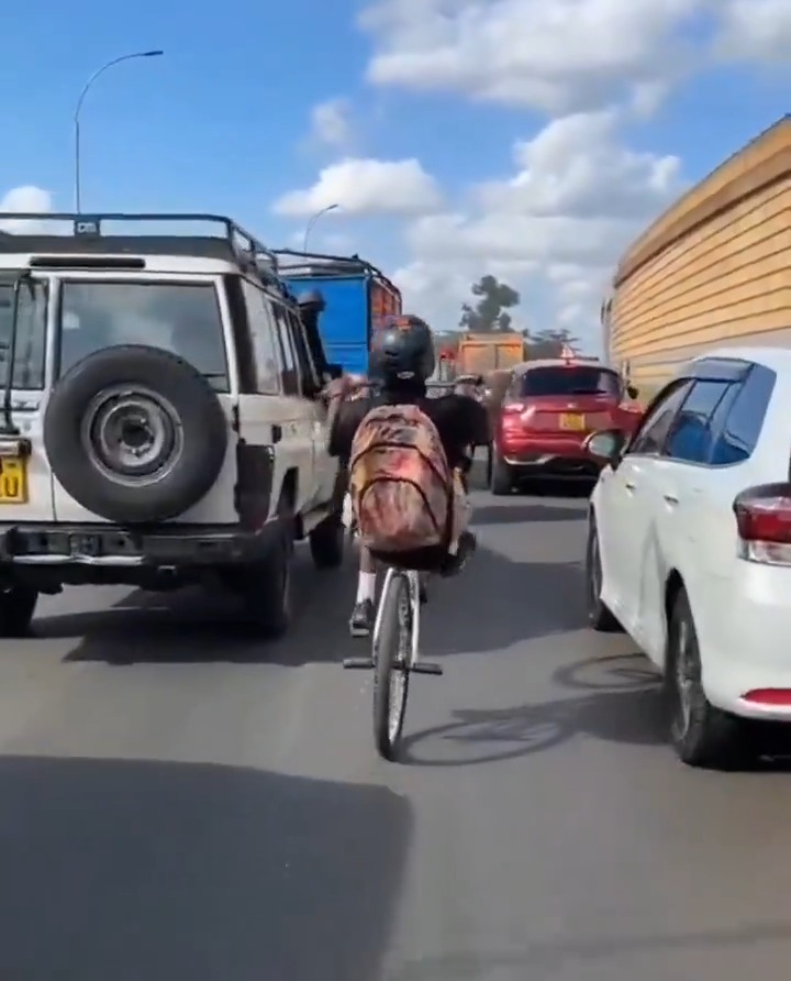 Gen Z's going to work after a busy day juzi. Hawa wangwana hawaogopi ata wanaweza gonga side mirror ya V8