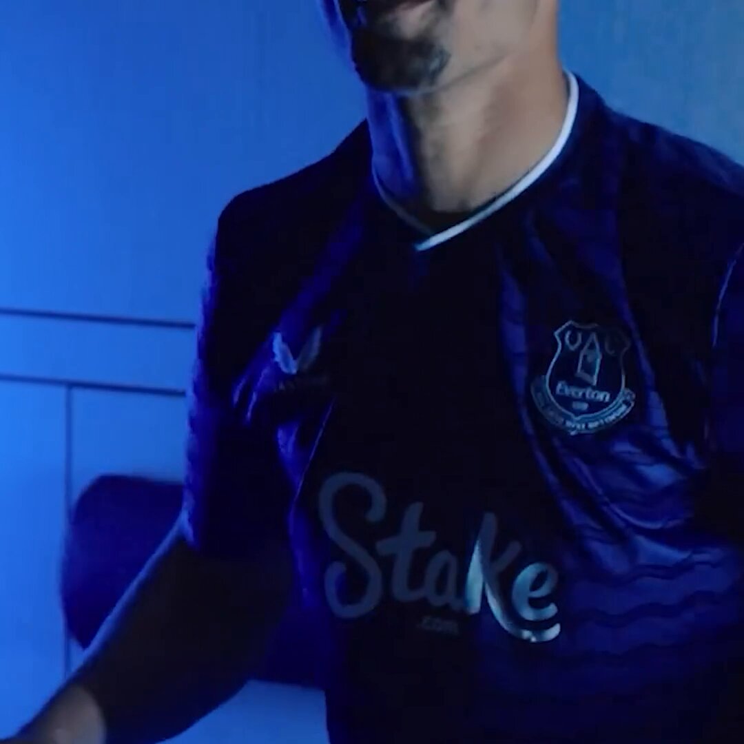Fun on set of our home kit shoot! 🎬😆 ▶️ Everton Unseen #109
