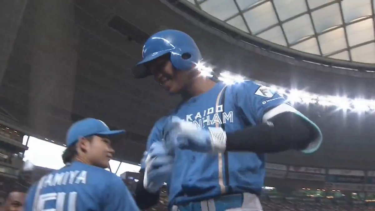 バックスクリーン一直線‼️ レイエス選手に並ぶリーグトップタイの14号✨ 北海道日本ハム #万波中正 選手の先制ソロホームラン🌈 #lovefighters 👇ライブ配信はこちら