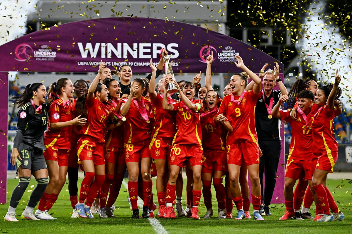 📹 ¿Se puede resumir un 𝗖𝗔𝗠𝗣𝗘𝗢𝗡𝗔𝗧𝗢 𝗗𝗘 𝗘𝗨𝗥𝗢𝗣𝗔 en poco más de 8 minutos? 😍 Se puede. 🎬 Este ha sido el camino de la Selección Española Femenina de Fútbol 𝗦𝘂𝗯-𝟭𝟵 hasta lograr el oro. #NuestraBase I #U19WEURO