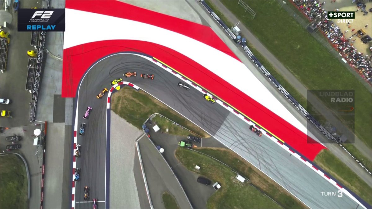 Quel accident en #F2 😱 La voiture de Sami Meguetounif décolle sur les voitures de Lindblad et Browning ! #AustrianGP