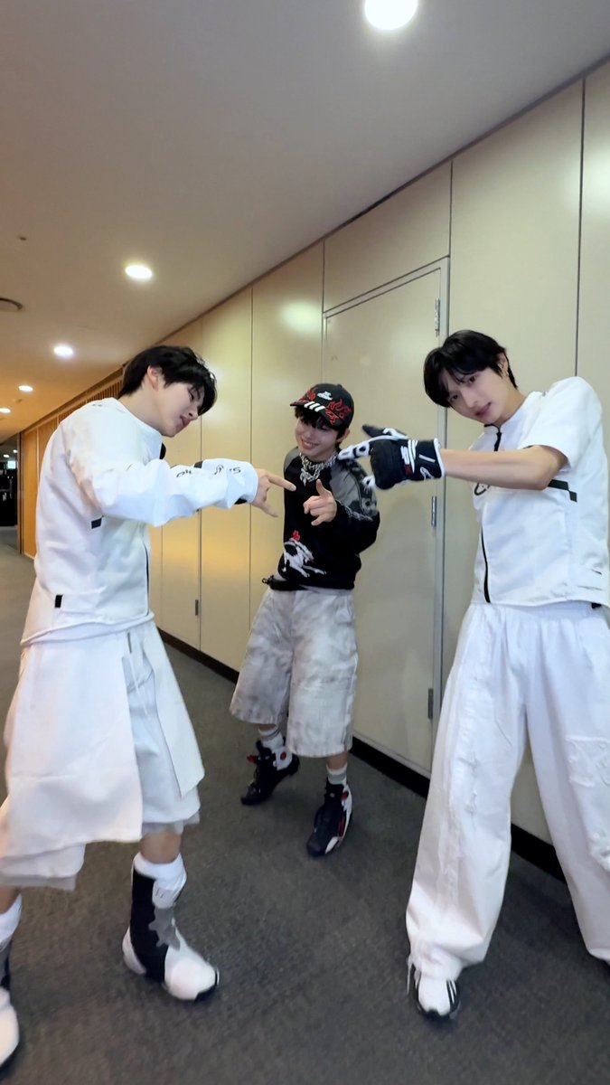 Get down, Get loud! ๐ข #๊ณํ #๋ํ #์ผ์ด์ฃผ #Kyehoon #Donghwa #Keiju #KickFlip #ํฅํ๋ฆฝ #Kick_Out_Flip_Now #Electricity