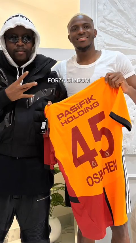 🎁 Victor Osimhen'den arkadaşına Galatasaray forması.