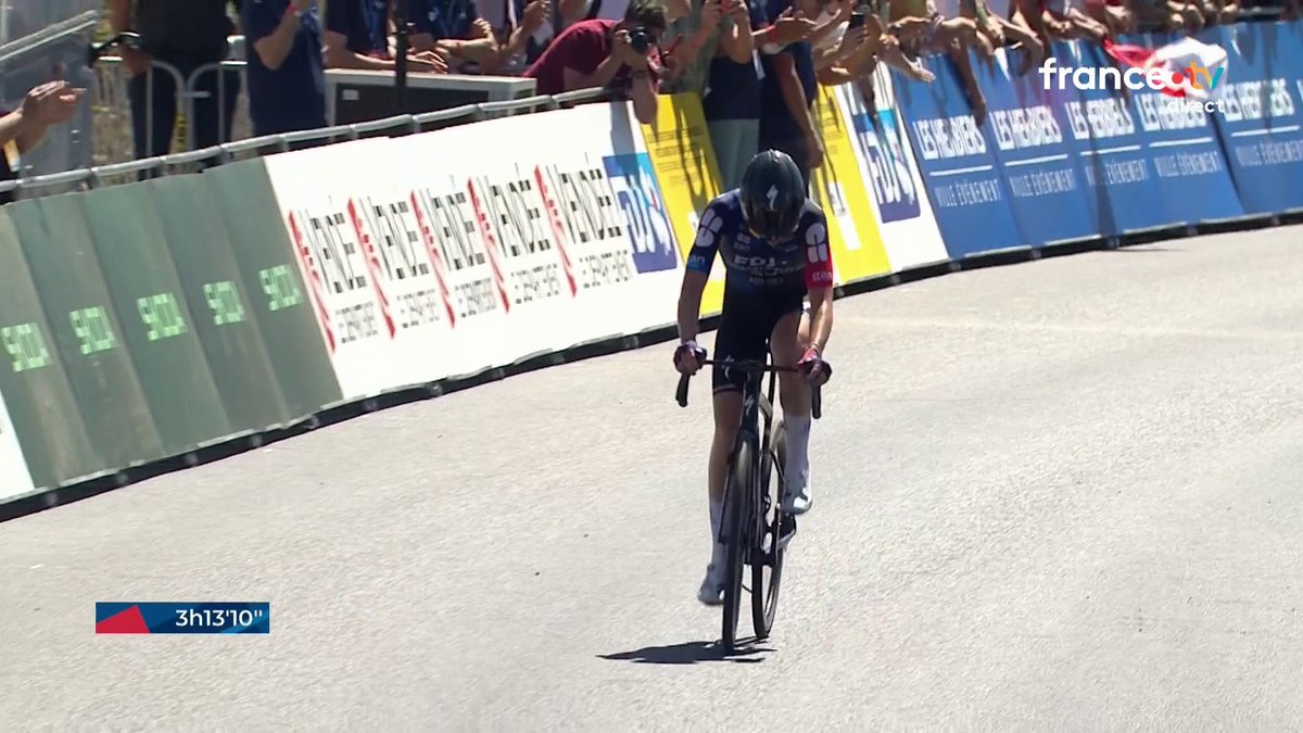 🚴#LesHerbiers2025|🇫🇷 MARIE LE NET DÉCROCHE LE TITRE DE CHAMPIONNE DE FRANCE ! 👏 Issue de l’échappée, la Bretonne de la FDJ-Suez a réalisé la course parfaite pour pouvoir s’imposer en solitaire aux Herbiers !