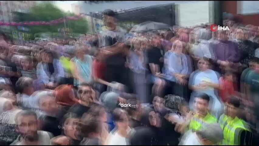 İzdiham yaşanan mağazadan gelen görüntüler.