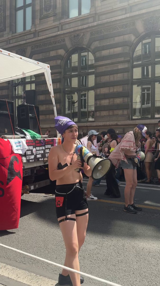 🔴 Des militantes pro #LGBT se revendiquant féministes et révolutionnaires s’égosillent et scandent : « On n’est pas là pour décorer, on détruira votre société » à la #MarcheDesFiertes. 📸 Maïlys Clauzel ن