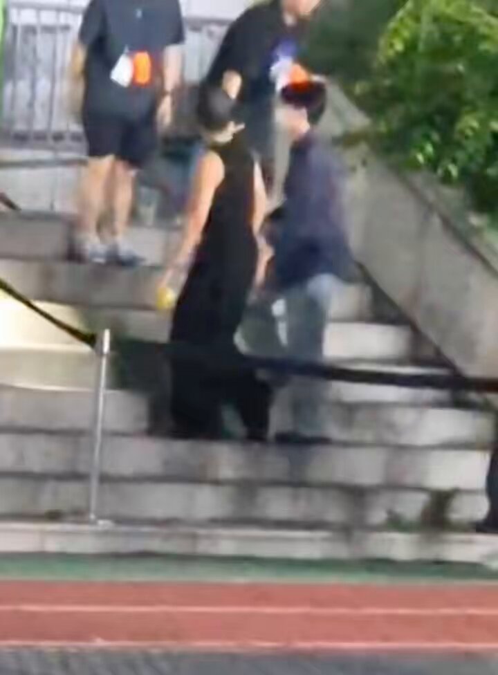 The way you can see taehyung stopping on his track when heard Seokjin calling Hobi 😭😭 he turned around at the end. He must be so tired 😭