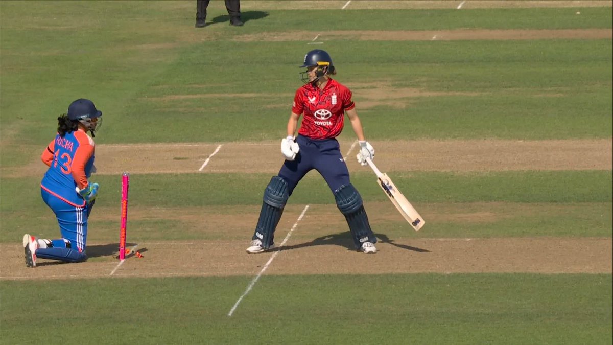 "India in complete control" 🇮🇳 Amy Jones is stumped by Richa Ghosh! England in trouble here...