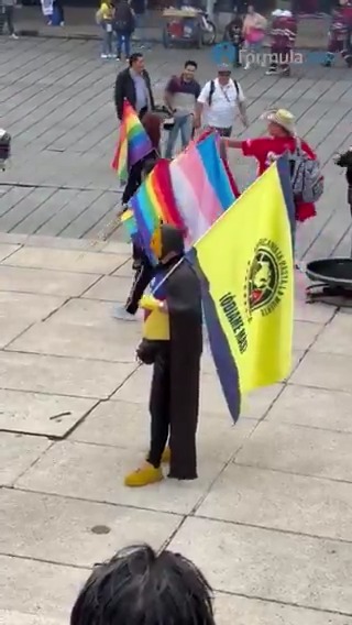 ⚽🌈 ¡Pasión es pasión! Un aficionado del América llegó al Pride 2025 con los colores bien puestos… pero parece que confundió el gol con el desfile. ¿O será que vino a celebrar el orgullo de ser azulcrema? 🦅 #AbriendoLaConversación #RadioFórmulaMx #DiadelOrgullo