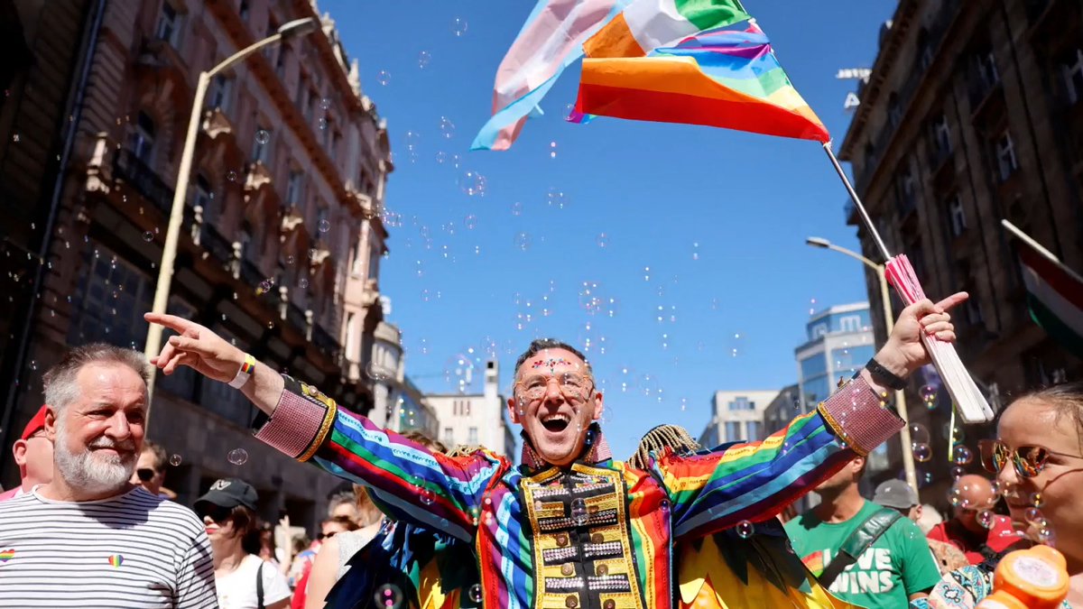 Multitudes se congregan en Budapest para desafiar la prohibición del Orgullo de Viktor Orbán