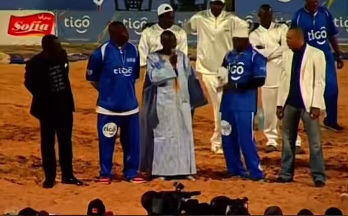 Tweet non risqué : Aucun lutteur, je dis bien aucun, n’atteindra ce niveau d’influence. 👍 Modou débarque à un face-to-face avec un kopati, le lendemain tout le Sénégal en porte un. 🤩