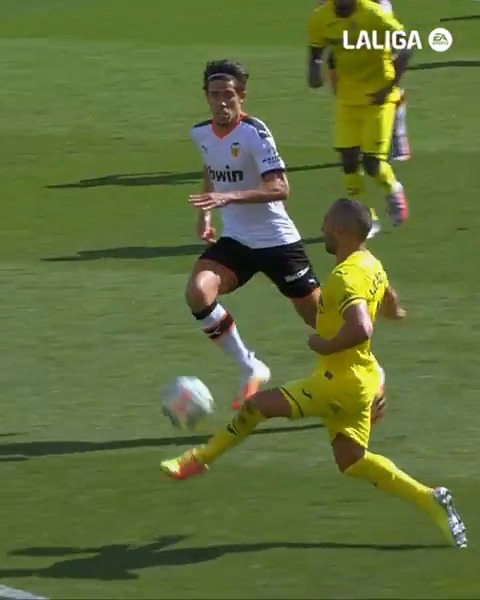 🎩 Santi Cazorla puso la magia. 💥 Gerard Moreno no perdonó. ⚽💛 ¡Se cumplen cinco años de este golazo del Villarreal CF en #LALIGAEASPORTS! #TalDíaComoHoy